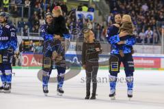 Im Bild: Dustin Friesen (#14 ERC) hat sein Kind auf dem Arm - Mike Collins (#13 ERC) mit der Tochter von Dustin Friesen (#14 ERC)


Eishockey - Herren - DEL - Saison 2019/2020 -  ERC Ingolstadt - Augsburger Panther - Foto: Ralf Lüger