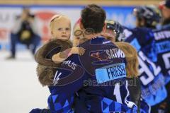 Im Bild: Dustin Friesen (#14 ERC) hat sein Kind auf dem Arm


Eishockey - Herren - DEL - Saison 2019/2020 -  ERC Ingolstadt - Augsburger Panther - Foto: Ralf Lüger
