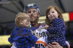 Im Bild: Maurice Edwards (#23 ERC) hat seine Kinder auf dem Arm

Eishockey - Herren - DEL - Saison 2019/2020 -  ERC Ingolstadt - Schwenninger Wildwings - Foto: Ralf Lüger