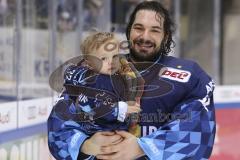 Im Bild: Jochen Reimer (#32 Torwart ERC) und sein Sohn

Eishockey - Herren - DEL - Saison 2019/2020 -  ERC Ingolstadt - Adler Mannheim - Foto: Ralf Lüger