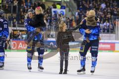 Im Bild: Dustin Friesen (#14 ERC) hat sein Kind auf dem Arm - Mike Collins (#13 ERC) mit der Tochter von Dustin Friesen (#14 ERC)


Eishockey - Herren - DEL - Saison 2019/2020 -  ERC Ingolstadt - Augsburger Panther - Foto: Ralf Lüger