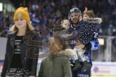 Im Bild: Maurice Edwards (#23 ERC) hat seine Kinder auf dem Arm

Eishockey - Herren - DEL - Saison 2019/2020 -  ERC Ingolstadt - Adler Mannheim - Foto: Ralf Lüger