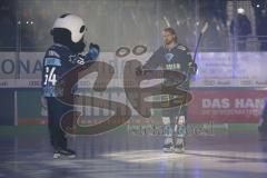 Im Bild: Xaver (Maskottchen ERC) und Mirko Höfflin (#92 ERC)

Eishockey - Herren - DEL - Saison 2019/2020 -  ERC Ingolstadt - Schwenninger Wild Wings - Foto: Ralf Lüger