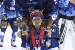 Im Bild: Kris Foucault (#81 ERC) und sein Sohn

Eishockey - Herren - DEL - Saison 2019/2020 -  ERC Ingolstadt - Adler Mannheim - Foto: Ralf Lüger