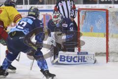 Im Bild: Timo Pielmeier (#51 Torwart ERC) lässt den puck abprallen

Eishockey - Herren - DEL - Saison 2019/2020 -  ERC Ingolstadt - Düsseldorfer EG - Foto: Ralf Lüger