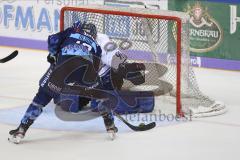 Im Bild: Andreas Jenike (#92 Iserlohn) und Brett Oslon (#16 ERC)

Eishockey - Herren - DEL - Saison 2019/2020 -  ERC Ingolstadt - Iserlohn Roosters - Foto: Ralf Lüger