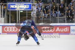 Im Bild: Fabio Wagner (#5 ERC) feiert mit den Fans

Eishockey - Herren - DEL - Saison 2019/2020 -  ERC Ingolstadt - Schwenninger Wild Wings - Foto: Ralf Lüger