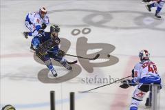 Im Bild: Maximilian Hadraschek (#16 Schwenningen) Simon Schütz (#97 ERC) und Cedric Schiemenz (#48 Schwenningen)

Eishockey - Herren - DEL - Saison 2019/2020 -  ERC Ingolstadt - Schwenninger Wild Wings - Foto: Ralf Lüger