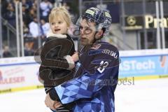 Im Bild: Mike Collins (#13 ERC) mit der Tochter von Dustin Friesen (#14 ERC) auf dem Arm

Eishockey - Herren - DEL - Saison 2019/2020 -  ERC Ingolstadt - Adler Mannheim - Foto: Ralf Lüger