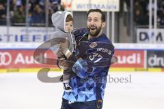 Im Bild: Sean Sullivan (#37 ERC) mit seinem Sohn auf dem Arm

Eishockey - Herren - DEL - Saison 2019/2020 -  ERC Ingolstadt - Adler Mannheim - Foto: Ralf Lüger