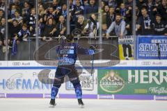 Im Bild: Fabio Wagner (#5 ERC) feiert mit den Fans

Eishockey - Herren - DEL - Saison 2019/2020 -  ERC Ingolstadt - Schwenninger Wild Wings - Foto: Ralf Lüger