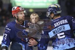 Im Bild: Maurice Edwards (#23 ERC) mit seinen Kindern auf dem Eis

Eishockey - Herren - DEL - Saison 2019/2020 -  ERC Ingolstadt - Düsseldorfer EG - Foto: Ralf Lüger