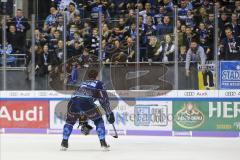 Im Bild: Fabio Wagner (#5 ERC) feiert mit den Fans

Eishockey - Herren - DEL - Saison 2019/2020 -  ERC Ingolstadt - Schwenninger Wild Wings - Foto: Ralf Lüger