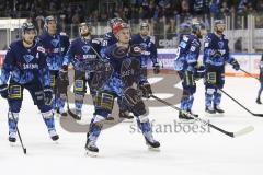 Im Bild: Fabio Wagner (#5 ERC) Simon Schütz (#97 ERC) Kris Foucault (#81 ERC)Brett Findlay (#19 ERC) und der Matchwinner Wayne Simpson (#21 ERC)

Eishockey - Herren - DEL - Saison 2019/2020 -  ERC Ingolstadt - Augsburger Panther - Foto: Ralf Lüger