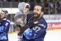 Im Bild: Sean Sullivan (#37 ERC) mit seinem Sohn auf dem Arm

Eishockey - Herren - DEL - Saison 2019/2020 -  ERC Ingolstadt - Adler Mannheim - Foto: Ralf Lüger