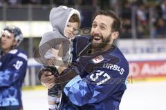 Im Bild: Sean Sullivan (#37 ERC) mit seinem Sohn auf dem Arm

Eishockey - Herren - DEL - Saison 2019/2020 -  ERC Ingolstadt - Adler Mannheim - Foto: Ralf Lüger