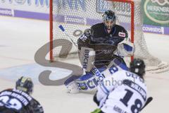 Im Bild: Jeremy Williams (Straubing Tigers) schießt auf das Tor von Jochen Reimer (#32 Torwart ERC)

Eishockey - Herren - DEL - Saison 2019/2020 -  ERC Ingolstadt - Straubing Ice Tigers - Foto: Ralf Lüger