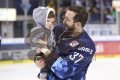 Im Bild: Sean Sullivan (#37 ERC) mit seinem Sohn auf dem Arm

Eishockey - Herren - DEL - Saison 2019/2020 -  ERC Ingolstadt - Adler Mannheim - Foto: Ralf Lüger