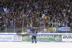 Im Bild: Maurice Edwards (#23 ERC) mit seinem Sohn vor der Fankurve

Eishockey - Herren - DEL - Saison 2019/2020 -  ERC Ingolstadt - Adler Mannheim - Foto: Ralf Lüger