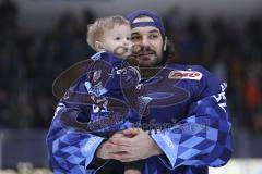 Im Bild: Jochen Reimer (#32 Torwart ERC) mit seinem Sohn auf dem Arm

Eishockey - Herren - DEL - Saison 2019/2020 -  ERC Ingolstadt - Düsseldorfer EG - Foto: Ralf Lüger