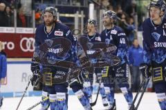 Im Bild: Jerry D´Amigo (#9 ERC) und Fabio Wagner (#5 ERC) auf dem Weg zur Fankurve

Eishockey - Herren - DEL - Saison 2019/2020 -  ERC Ingolstadt - Adler Mannheim - Foto: Ralf Lüger