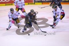 Im Bild: Florian Kettemer (#69 Eisbären Berlin) Maurice Edwards (#23 ERC) und Marcel Noebels (#92 Eisbären Berlin)

Eishockey - Herren - DEL - Saison 2019/2020 -  ERC Ingolstadt - Eisbären Berlin - Foto: Ralf Lüger