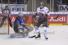 Im Bild: Dustin Strahlmeier Torwart (#34 Schwenningen) und Brandon Mashinter (#53 ERC)

Eishockey - Herren - DEL - Saison 2019/2020 -  ERC Ingolstadt - Schwenninger Wildwings - Foto: Ralf Lüger