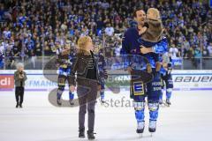 Im Bild: Dustin Friesen (#14 ERC) hat sein Kind auf dem Arm 

Eishockey - Herren - DEL - Saison 2019/2020 -  ERC Ingolstadt - Augsburger Panther - Foto: Ralf Lüger