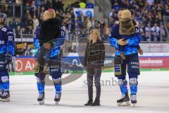 Im Bild: Dustin Friesen (#14 ERC) hat sein Kind auf dem Arm - Mike Collins (#13 ERC) mit der Tochter von Dustin Friesen (#14 ERC)


Eishockey - Herren - DEL - Saison 2019/2020 -  ERC Ingolstadt - Augsburger Panther - Foto: Ralf Lüger