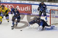 Im Bild: Timo Pielmeier (#51 Torwart ERC) hält den Schuss - Colton Jobke (#7 ERC) kommt ihn zur Hilfe

Eishockey - Herren - DEL - Saison 2019/2020, Spiel 3 - 20.09.2019 -  ERC Ingolstadt - Krefeld Pinguines - Foto: Ralf Lüger