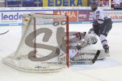 Im Bild: Tor durch Jerry D´Amigo (#9 ERC) - Dennis Endras (#44 Adler Mannheim) ist machtlos

Eishockey - Herren - DEL - Saison 2019/2020 -  ERC Ingolstadt - Adler Mannheim - Foto: Ralf Lüger