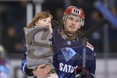 Im Bild: Maurice Edwards (#23 ERC) mit seiner Tochter auf dem Arm

Eishockey - Herren - DEL - Saison 2019/2020 -  ERC Ingolstadt - Iserlohn Roosters - Foto: Ralf Lüger