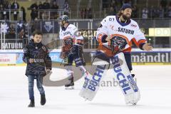 Im Bild: Timo Pielmeier (#51 Torwart ERC) mit einem Fan auf dem Weg zur Fankurve

Eishockey - Herren - DEL - Saison 2019/2020 -  ERC Ingolstadt - Schwenninger Wildwings - Foto: Ralf Lüger