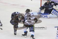 Im Bild: Kael Mouillierat (Straubing Tigers) und Petr Taticek (#17 ERC)

Eishockey - Herren - DEL - Saison 2019/2020 -  ERC Ingolstadt - Straubing Ice Tigers - Foto: Ralf Lüger