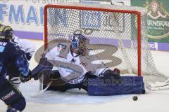 Im Bild: Andreas Jenike (#92 Iserlohn) hält den Puck mit dem Schoner

Eishockey - Herren - DEL - Saison 2019/2020 -  ERC Ingolstadt - Iserlohn Roosters - Foto: Ralf Lüger