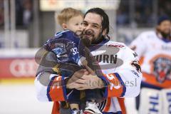 Im Bild: Jochen Reimer (#32 Torwart ERC) mit seinem Sohn auf dem Arm

Eishockey - Herren - DEL - Saison 2019/2020 -  ERC Ingolstadt - Schwenninger Wildwings - Foto: Ralf Lüger