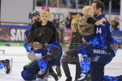 Im Bild: Dustin Friesen (#14 ERC) hat sein Kind auf dem Arm - Mike Collins (#13 ERC) mit der Tochter von Dustin Friesen (#14 ERC)


Eishockey - Herren - DEL - Saison 2019/2020 -  ERC Ingolstadt - Augsburger Panther - Foto: Ralf Lüger