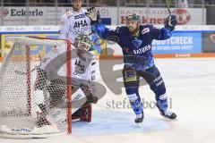 Im Bild: Tor zum 1:1 durch Wayne Simpson (#21 ERC) - Jubel mit Brett Oslon (#16 ERC)

Eishockey - Herren - DEL - Saison 2019/2020 -  ERC Ingolstadt - Augsburger Panther - Foto: Ralf Lüger