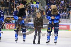 Im Bild: Dustin Friesen (#14 ERC) hat sein Kind auf dem Arm - Mike Collins (#13 ERC) mit der Tochter von Dustin Friesen (#14 ERC)


Eishockey - Herren - DEL - Saison 2019/2020 -  ERC Ingolstadt - Augsburger Panther - Foto: Ralf Lüger