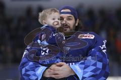 Im Bild: Jochen Reimer (#32 Torwart ERC) mit seinem Sohn auf dem Arm

Eishockey - Herren - DEL - Saison 2019/2020 -  ERC Ingolstadt - Düsseldorfer EG - Foto: Ralf Lüger