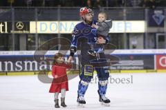 Im Bild: Maurice Edwards (#23 ERC) mit seinen Kindern auf dem Eis

Eishockey - Herren - DEL - Saison 2019/2020 -  ERC Ingolstadt - Düsseldorfer EG - Foto: Ralf Lüger
