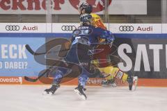 Im Bild: Colton Jobke (#7 ERC) und Jerome Flaake (#90 Duesseldorfer EG)

Eishockey - Herren - DEL - Saison 2019/2020 -  ERC Ingolstadt - Düsseldorfer EG - Foto: Ralf Lüger