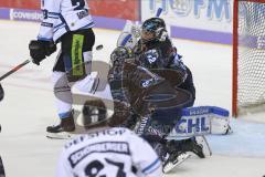 Im Bild: Dustin Friesen (#14 ERC) und Jochen Reimer (#32 Torwart ERC)

Eishockey - Herren - DEL - Saison 2019/2020 -  ERC Ingolstadt - Straubing Ice Tigers - Foto: Ralf Lüger