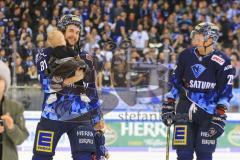 Im Bild: Kris Foucault (#81 ERC) hat sein Kind auf dem Arm
Mit Matt Bailey (#22 ERC)

Eishockey - Herren - DEL - Saison 2019/2020 -  ERC Ingolstadt - Augsburger Panther - Foto: Ralf Lüger