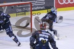 Im Bild: Tor für die Eisbären Berlin - Timo Pielmeier (#51 Torwart ERC) ist chanchenlos

Eishockey - Herren - DEL - Saison 2019/2020 -  ERC Ingolstadt - Eisbären Berlin - Foto: Ralf Lüger