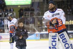 Im Bild: Timo Pielmeier (#51 Torwart ERC) mit einem Fan auf dem Weg zur Fankurve

Eishockey - Herren - DEL - Saison 2019/2020 -  ERC Ingolstadt - Schwenninger Wildwings - Foto: Ralf Lüger