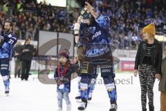 Im Bild: Kris Foucault (#81 ERC) und sein Sohn auf dem Weg zur Fankurve

Eishockey - Herren - DEL - Saison 2019/2020 -  ERC Ingolstadt - Adler Mannheim - Foto: Ralf Lüger