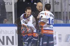 Im Bild: Dustin Friesen (#14 ERC) Brett Oslon (#16 ERC) begrüssen John Laliberte

Eishockey - Herren - DEL - Saison 2019/2020 -  ERC Ingolstadt - Schwenninger Wildwings - Foto: Ralf Lüger