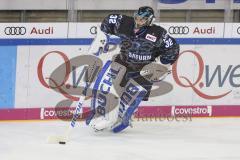 Im Bild: Jochen Reimer (#32 Torwart ERC) läuft zum Puck

Eishockey - Herren - DEL - Saison 2019/2020 -  ERC Ingolstadt - Straubing Ice Tigers - Foto: Ralf Lüger