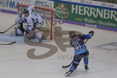 DEL - Eishockey - Saison 2019/20 - ERC Ingolstadt - Black Wings Linz - Kris Foucault (#81 ERCI) mit dem 1:0 Führungstreffer - David Kickert Torwart Linz -  jubel  - Foto: Jürgen Meyer